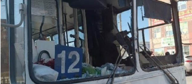 В Омске троллейбус столкнулся с автобусом